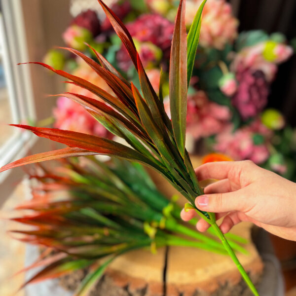 Штучна гілка декоративної зелені, червоно-зелена